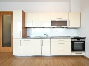 Pronájem bytu 1+kk, Praha - Liboc, Evropská, 33 m2