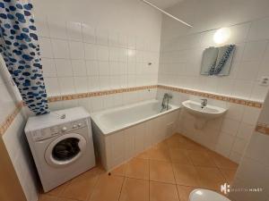 Pronájem bytu 1+kk, Praha - Strašnice, Názovská, 38 m2