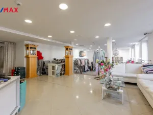 Prodej obchodního prostoru, Karlovy Vary, Divadelní náměstí, 115 m2