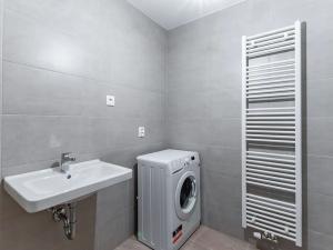 Pronájem bytu 1+kk, Praha - Vysočany, Strnadových, 33 m2