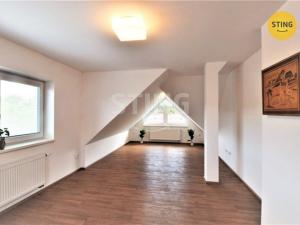 Pronájem atypického bytu, Zlín, Vejvanovská, 93 m2