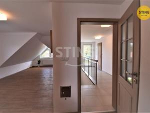 Pronájem atypického bytu, Zlín, Vejvanovská, 93 m2