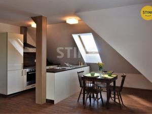 Pronájem atypického bytu, Zlín, Vejvanovská, 93 m2