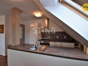 Pronájem atypického bytu, Zlín, Vejvanovská, 93 m2