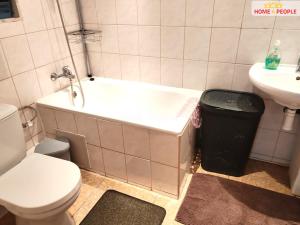 Prodej bytu 3+1, Karlovy Vary - Dvory, Chebská, 69 m2