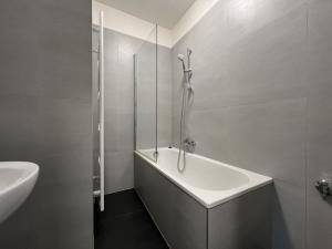 Pronájem bytu 2+kk, Praha - Vršovice, Omská, 55 m2