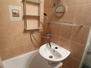 Pronájem bytu 2+kk, Chvaletice, U Kulturního domu, 32 m2