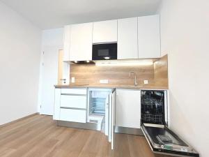 Pronájem bytu 1+kk, Praha - Horní Měcholupy, Milánská, 37 m2