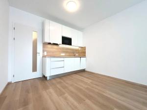 Pronájem bytu 1+kk, Praha - Horní Měcholupy, Milánská, 37 m2