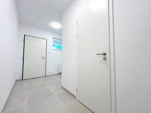 Pronájem bytu 1+kk, Praha - Horní Měcholupy, Milánská, 37 m2