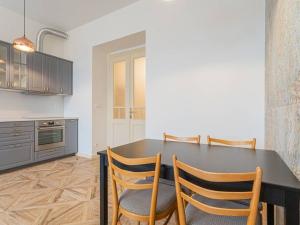 Pronájem bytu 2+kk, Praha - Nusle, náměstí Generála Kutlvašra, 58 m2