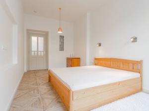 Pronájem bytu 2+kk, Praha - Nusle, náměstí Generála Kutlvašra, 58 m2