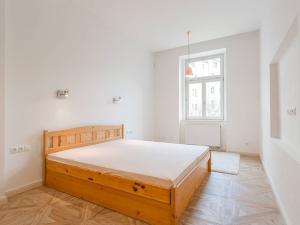 Pronájem bytu 2+kk, Praha - Nusle, náměstí Generála Kutlvašra, 58 m2