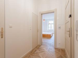 Pronájem bytu 2+kk, Praha - Nusle, náměstí Generála Kutlvašra, 58 m2