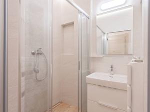 Pronájem bytu 2+kk, Praha - Nusle, náměstí Generála Kutlvašra, 58 m2
