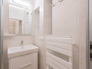 Pronájem bytu 2+kk, Praha - Nusle, náměstí Generála Kutlvašra, 58 m2
