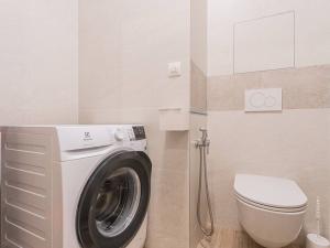 Pronájem bytu 2+kk, Praha - Nusle, náměstí Generála Kutlvašra, 58 m2