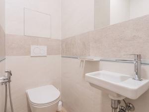 Pronájem bytu 2+kk, Praha - Nusle, náměstí Generála Kutlvašra, 58 m2