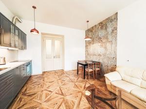 Pronájem bytu 2+kk, Praha - Nusle, náměstí Generála Kutlvašra, 58 m2