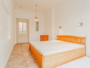 Pronájem bytu 2+kk, Praha - Nusle, náměstí Generála Kutlvašra, 58 m2