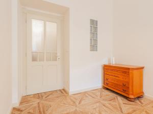 Pronájem bytu 2+kk, Praha - Nusle, náměstí Generála Kutlvašra, 58 m2