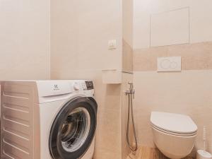 Pronájem bytu 2+kk, Praha - Nusle, náměstí Generála Kutlvašra, 58 m2