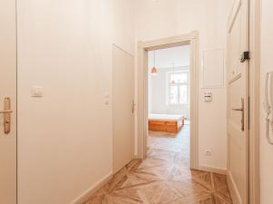 Pronájem bytu 2+kk, Praha - Nusle, náměstí Generála Kutlvašra, 58 m2