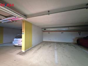 Pronájem garážového stání, Praha, Sluneční náměstí, 13 m2