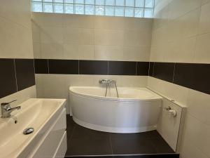 Pronájem bytu 4+kk, Olomouc - Lazce, Řezáčova, 84 m2