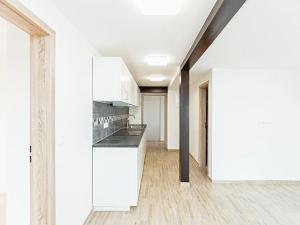Pronájem bytu 2+kk, Praha - Kobylisy, Pod hliništěm, 53 m2