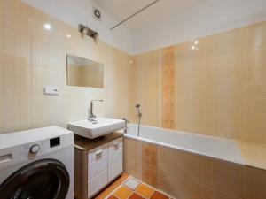 Pronájem bytu 2+1, Praha - Kobylisy, U třešňovky, 74 m2