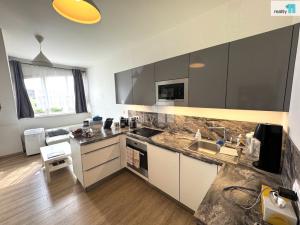 Pronájem bytu 2+kk, Praha - Karlín, Lyčkovo náměstí, 48 m2