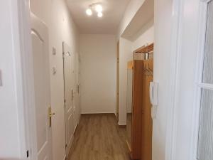 Pronájem bytu 1+1, Kralupy nad Vltavou - Lobeček, nám. Mládežníků, 39 m2