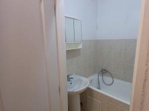 Pronájem bytu 1+1, Kralupy nad Vltavou - Lobeček, nám. Mládežníků, 39 m2