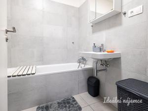 Pronájem bytu 2+kk, Horoměřice, Velvarská, 53 m2