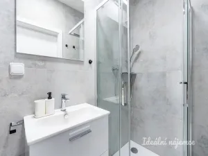 Pronájem bytu 1+kk, Praha - Kyje, Za černým mostem, 27 m2