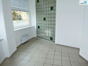 Pronájem obchodního prostoru, Plzeň - Doubravka, Habrmannovo náměstí, 16 m2