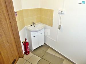 Pronájem obchodního prostoru, Plzeň - Doubravka, Habrmannovo náměstí, 16 m2