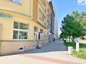 Pronájem obchodního prostoru, Plzeň - Doubravka, Habrmannovo náměstí, 16 m2