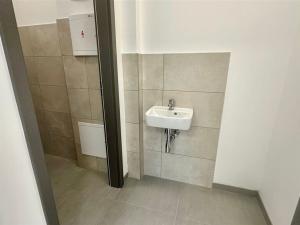Pronájem obchodního prostoru, Františkovy Lázně, Nádražní, 27 m2
