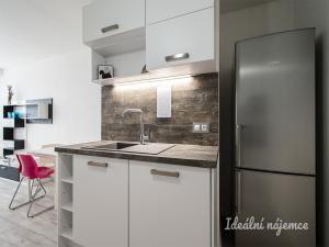 Pronájem bytu 2+kk, Praha - Kobylisy, Rajmonova, 47 m2