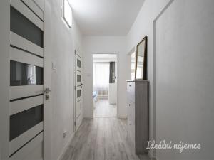 Pronájem bytu 2+kk, Praha - Kobylisy, Rajmonova, 47 m2