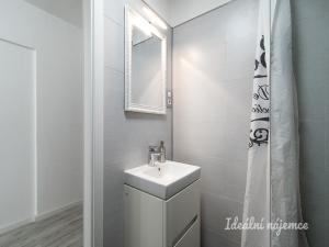 Pronájem bytu 2+kk, Praha - Kobylisy, Rajmonova, 47 m2