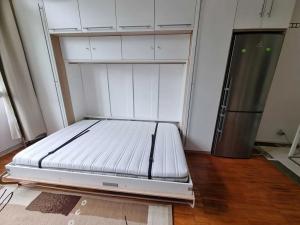 Pronájem bytu 1+kk, Praha - Střešovice, Parléřova, 26 m2