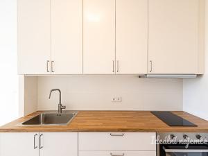Pronájem bytu 2+kk, Praha, Štichova, 42 m2