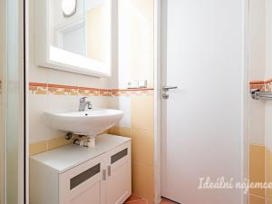 Pronájem bytu 2+kk, Praha, Štichova, 42 m2