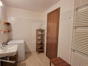 Pronájem bytu 2+kk, Praha - Vysočany, Podnádražní, 52 m2