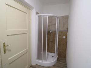Prodej bytu 2+1, Karlovy Vary, Nejdecká, 61 m2