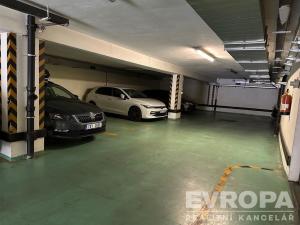 Pronájem garážového stání, Praha - Žižkov, Jeseniova, 17 m2