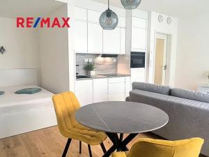 Pronájem bytu 1+kk, Praha - Smíchov, Podbělohorská, 39 m2